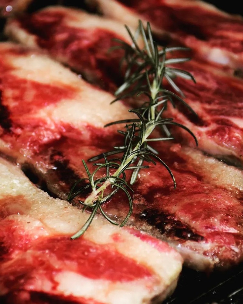 Detalhe de carne na brasa